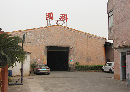 一家专业开发、设计、制造聚氨酯设备的工厂